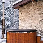 Klimatyczna U Podnoza Gory Lodge *
